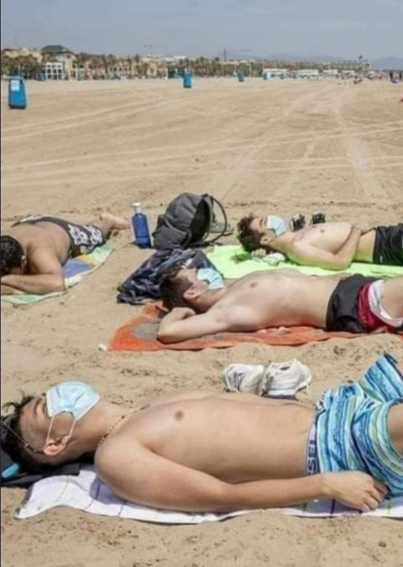 des-hommes-ridicules-et-masques-a-la-plage.png