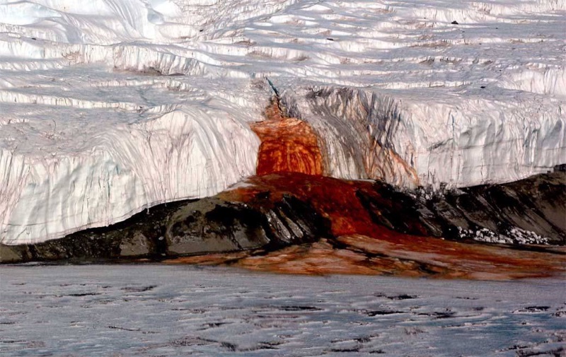 coulee-de-lave-volcanique-dans-l-antarctique.jpg