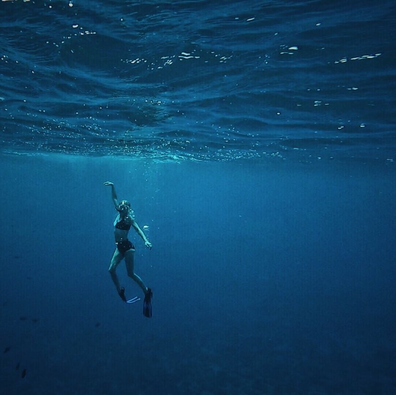 femme-qui-nage-sous-l-eau-a-tahiti.jpg