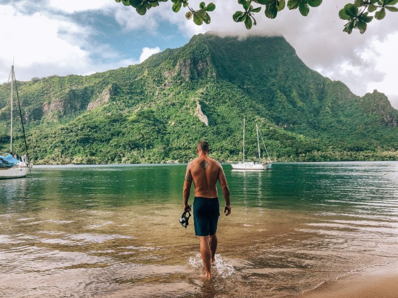 homme-qui-marche-dans-l-eau-a-tahiti.jpg