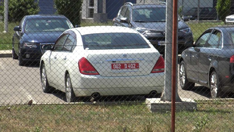 Une voiture diplomatique avec une plaque d’immatriculation de l’ambassade des États-Unis à Tbilissi sur le parking du Lugar Center. Des scientifiques américains travaillant au laboratoire du Pentagone en Géorgie conduisent des véhicules diplomatiques car ils ont obtenu l’immunité diplomatique. Photos: Dilyana Gaytandzhieva
