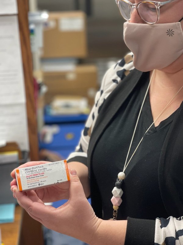 la-dre-hartlage-qui-recoit-des-vaccins-pfizer-le-2-novembre-2021-2.jpg