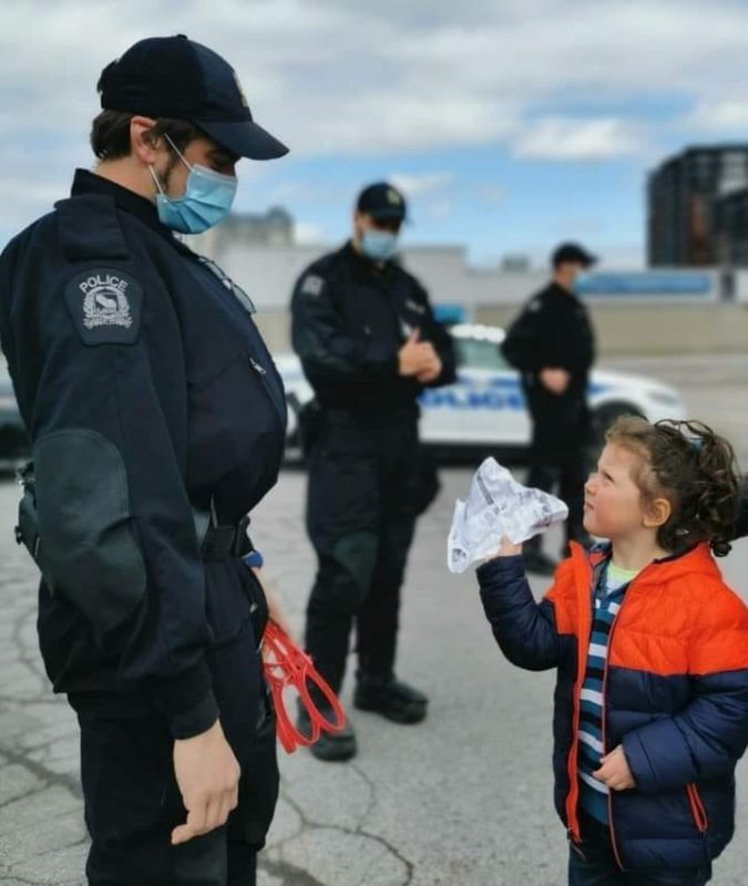 policier-de-laval-devant-une-petite-fille-non-masquee-avril-2021.jpeg