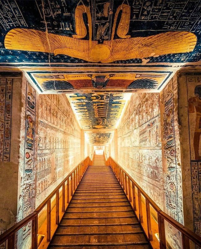 dans-un-corridor-de-hieroglyphes.jpg