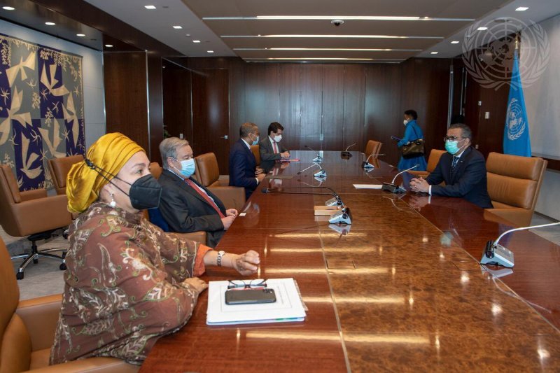 tedros-et-son-masque-dans-une-salle-luxueuse.jpg