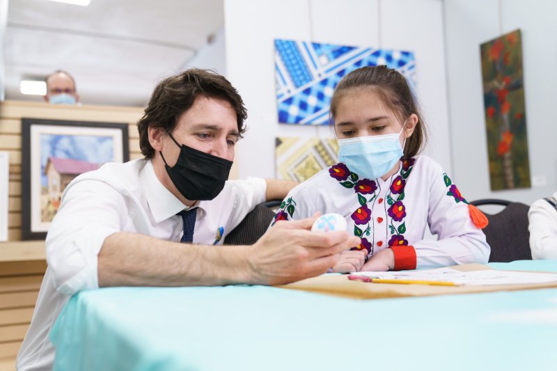 justin-trudeau-sans-distanciation-avec-uneenfants-muselee-le-12-avril-2022.jpg