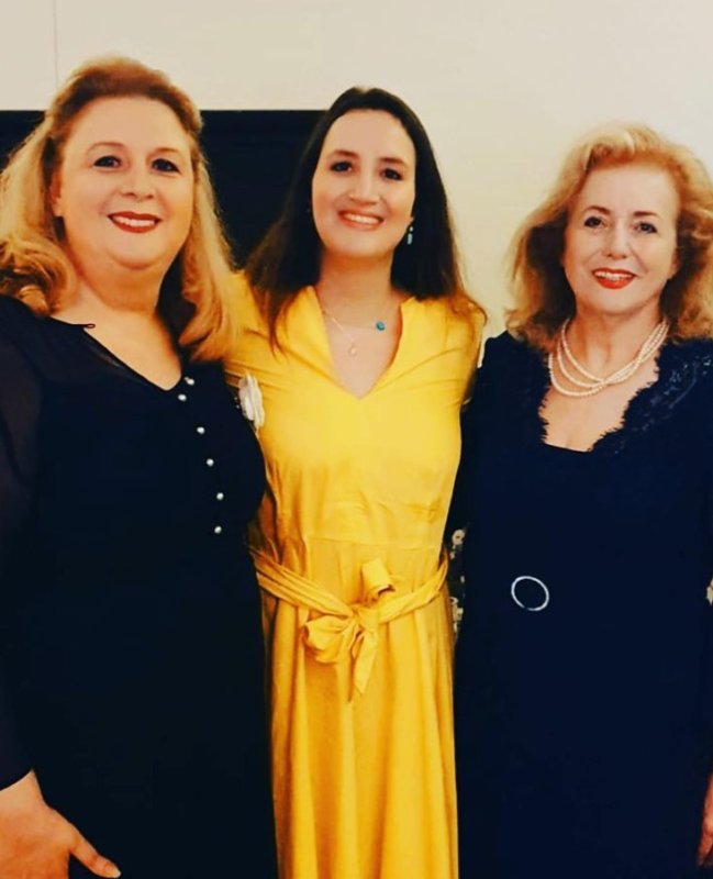 zahwa-arafat-en-jaune-avec-sa-mere.jpg
