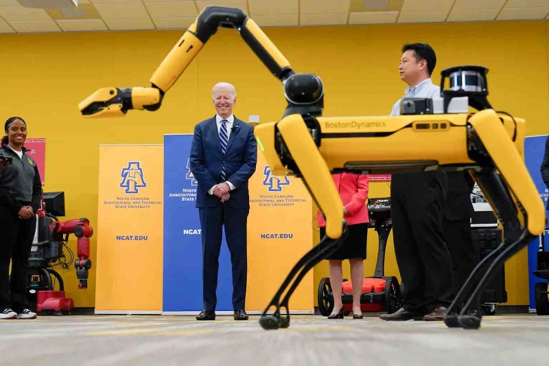 le-president-biden-qui-s-interesse-a-la-robotique.jpg