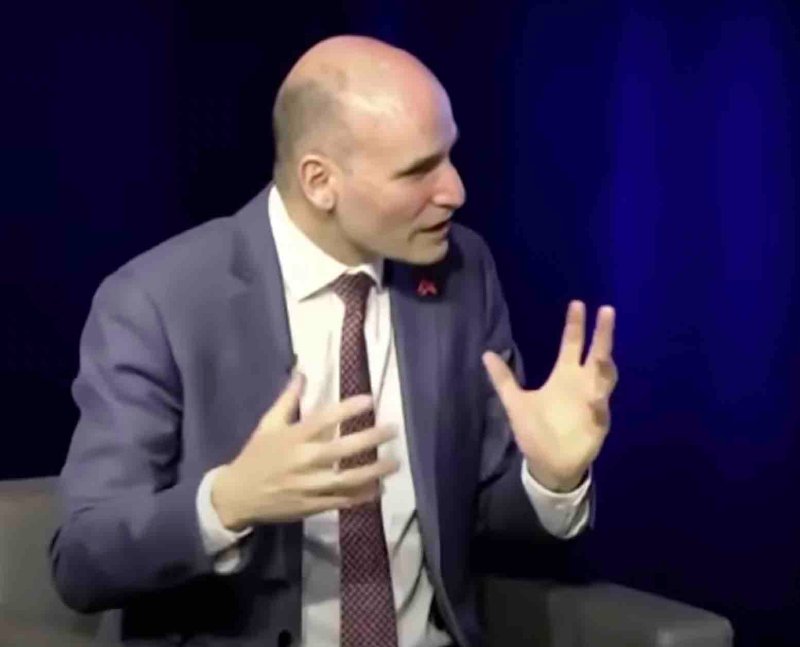 le-ministre-jea-yves-duclos-qui-parle-a-la-mere-d-un-enfant-malade.jpg