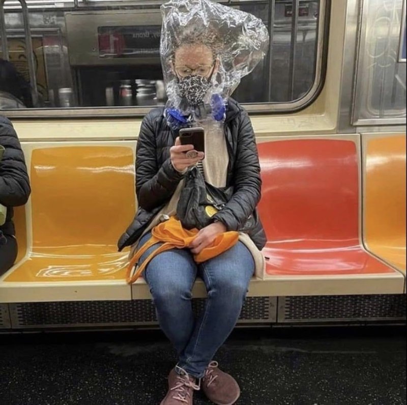 masquee-avec-un-sac-sur-la-tete-dans-le-metro.jpeg
