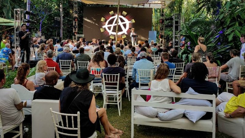 les-conferences-exterieures-d-anarchapulco.jpg