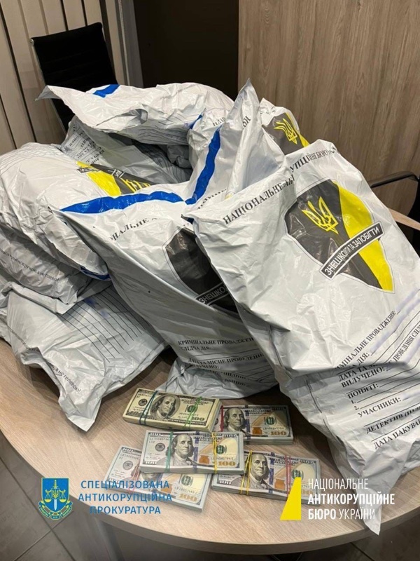 l-argent-abonde-dans-les-poches-de-volodymyr-0zelensky-en-ukraine.jpeg