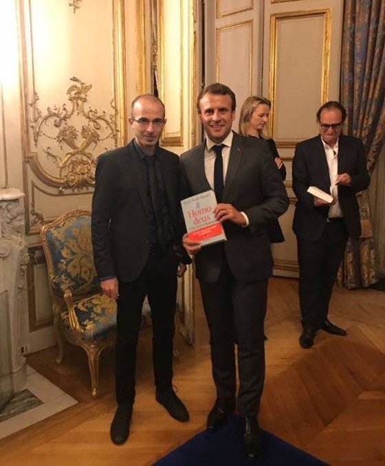 yuval-harari-et-emmanuel-macron-en-2017.jpeg