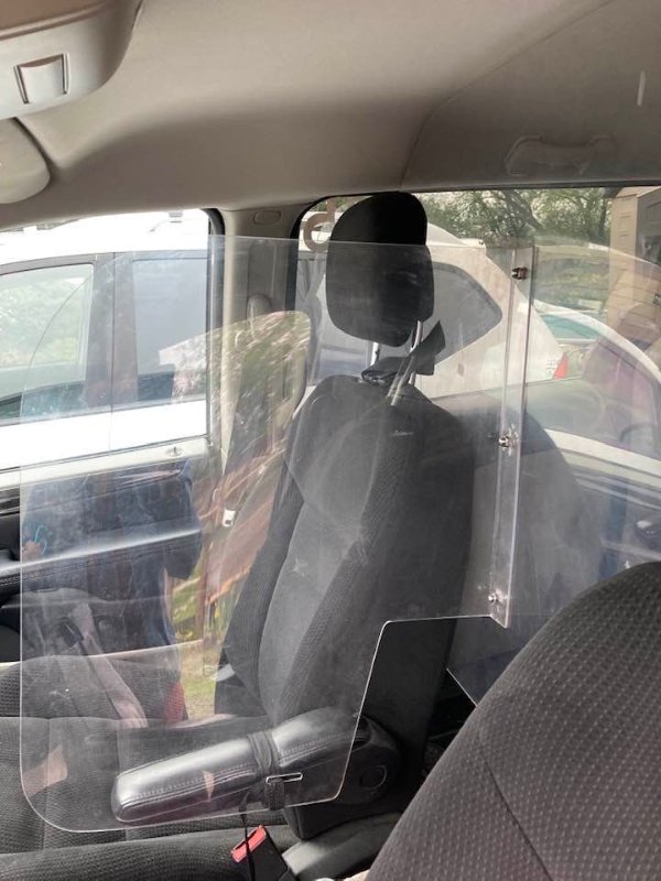 un-exemple-de-plexiglass-dans-un-petit-bus-scolaire-de-type-minivan.jpg