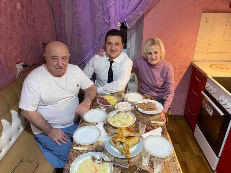 volodymyr-zelensky-et-ses-parents-le-26-novembre-2020-a-dnipropetrovsk-via-son-instagram.jpg