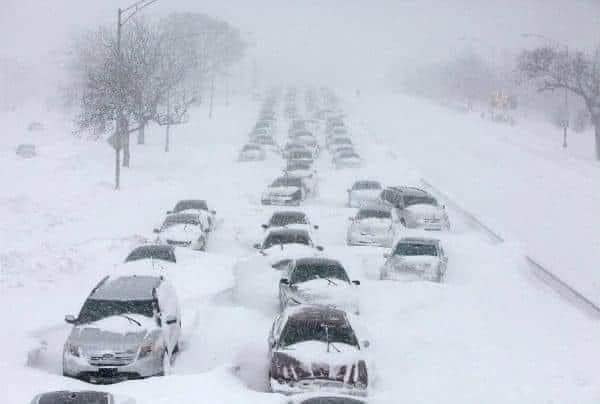 voitures-prises-dans-une-tempete-hivernale.jpg
