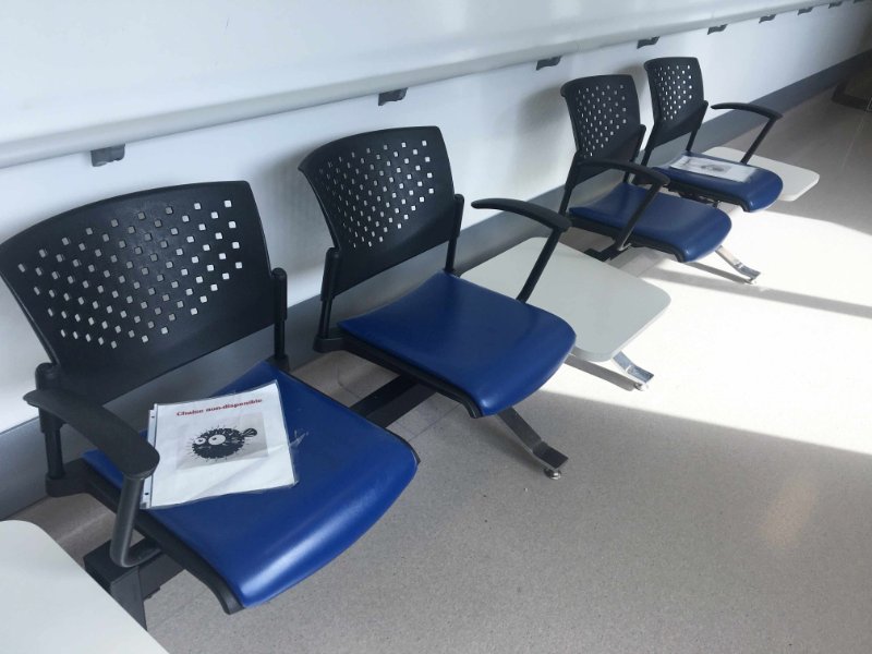 chaises-interdites-en-temps-de-pandemie-covid-de-mai-2022-a-levis-a-l-hdl.jpg