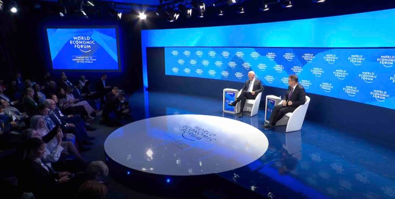 schwab-et-bourla-au-fem-2022.jpg