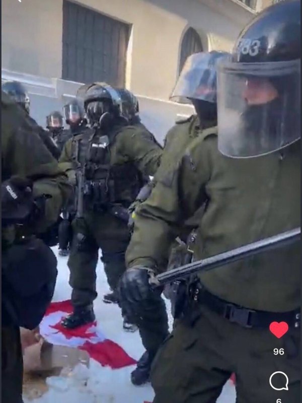 ce-que-pensent-ces-policiers-d-ottawa-en-fevrier-2022-du-drapeau-canadien.jpg