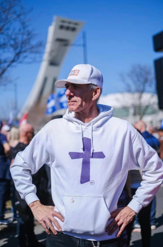 ronald-marenger-a-la-marche-autour-du-stade-olympique-a-montreal.jpeg