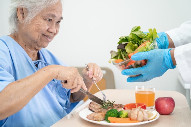 femme-en-milieu-hospitalier-qui-mange-bien.jpeg