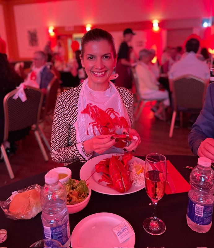 ministre-caquiste-genevieve-guilbault-qui-mange-du-homard.jpg
