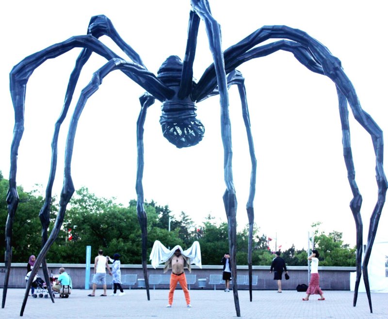 l-horrible-statue-sur-la-colline-parlementaire-a-ottawa.jpg