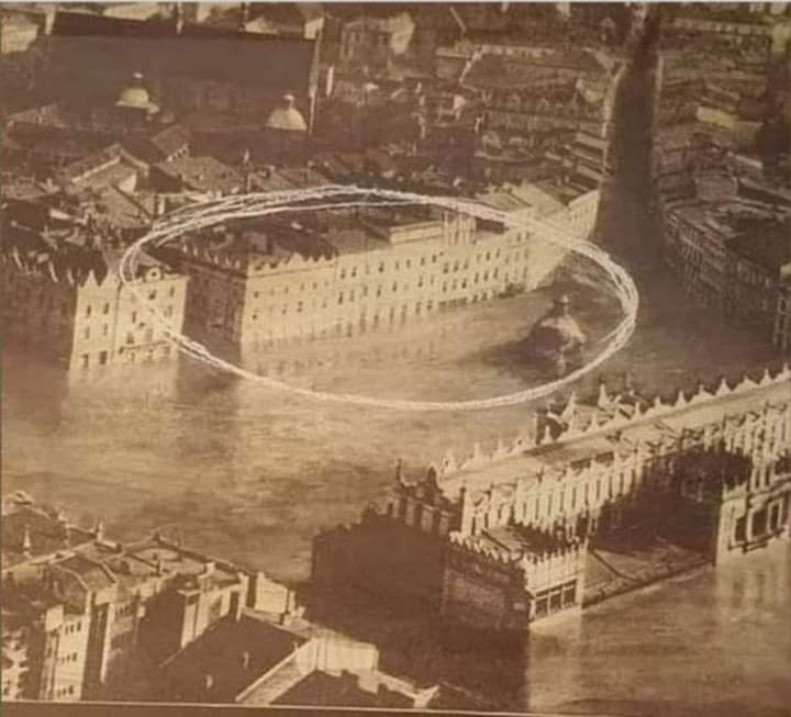 rare-photo-d-une-inondation-de-boue-tres-elevee-pour-comprendre-notre-passe-pas-si-lointain.jpg