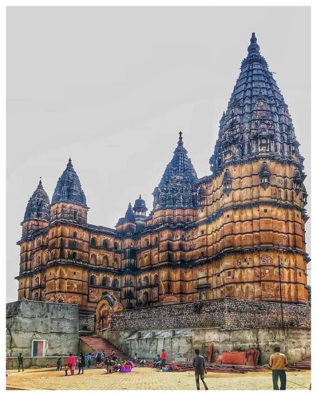 le-temple-chaturbhuj-dedie-a-vishnu-situe-a-orchha-dans-le-madhya-pradesh-en-inde.jpg