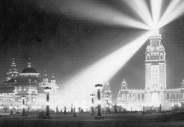 exposition-panamericaine-de-buffalo-en-1901-avec-cette-lumiere-qui-eclairait-les-350-acres-de-la-foire-a-l-epoque-du-courant-triphase-de-tesla.jpg