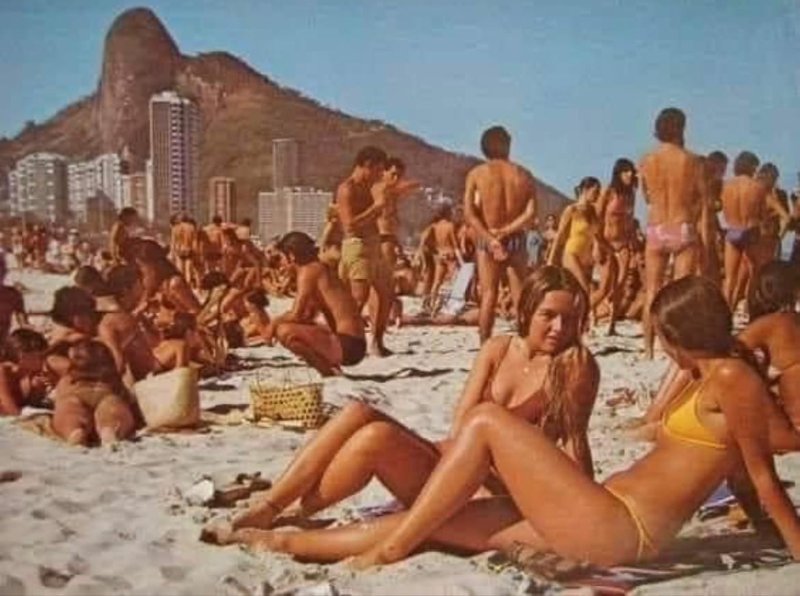 photo-emblematique-de-1970-a-la-plage.jpeg