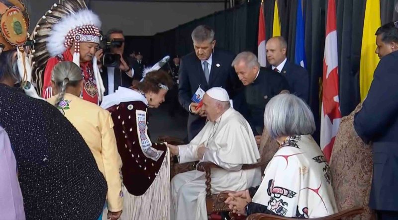se-prosterne-devant-le-pape.jpg