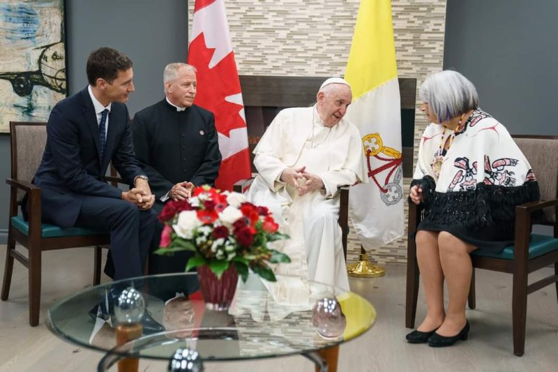 un-demon-qui-se-fait-passer-pour-un-pape-blanc.jpg