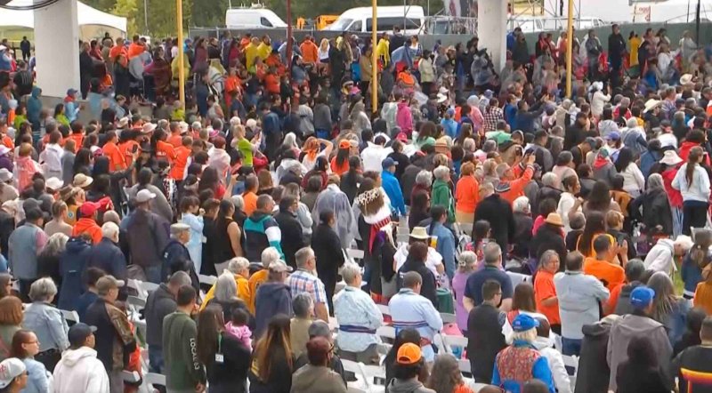 autochtones-dociles-en-alberta-pour-le-passage-du-pape.jpg