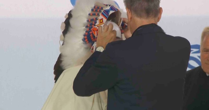 le-pape-n-a-pas-garde-ses-plumes-longtemps.jpg