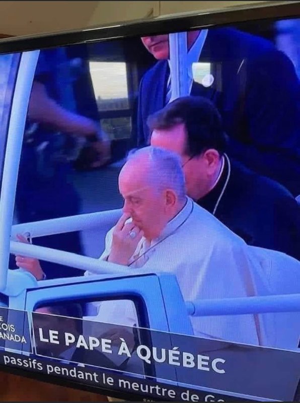 le-pape-a-quebec-qui-a-besoin-d-aide-pour-sortir-quelque-chose.jpeg
