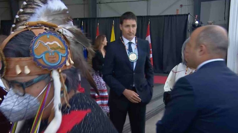 justin-trudeau-avec-sa-medaille-autochtone.jpg