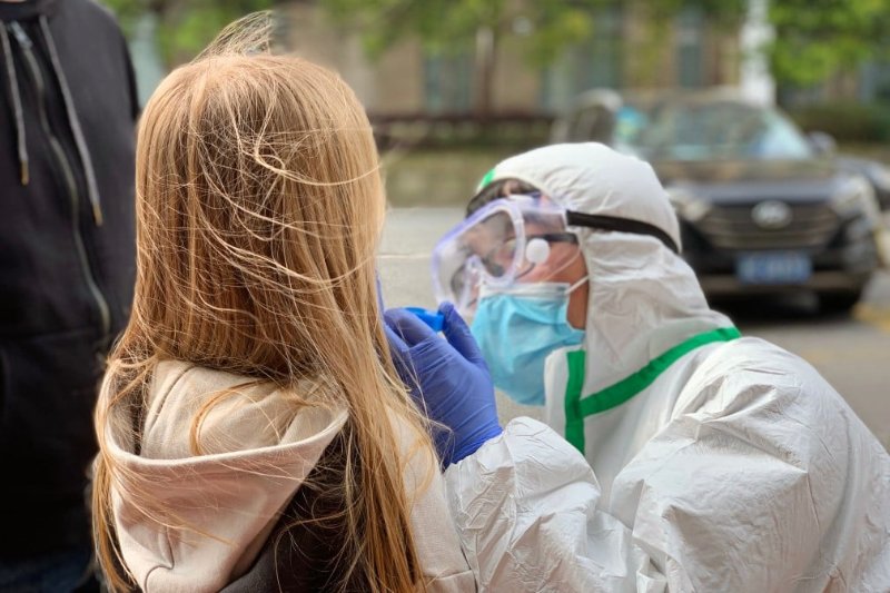soignant-covid-devant-une-petite-fille.jpg
