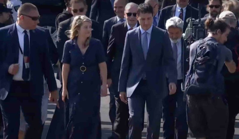 melanie-joly-et-justin-trudeau-a-ste-anne-de-beaupre.jpg