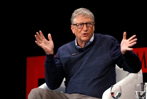 Bill Gates prend la parole sur scène au TIME100 Summit 2022 au Jazz at Lincoln Center à New York, le 7 juin 2022. (Jemal Countess/Getty Images for TIME)