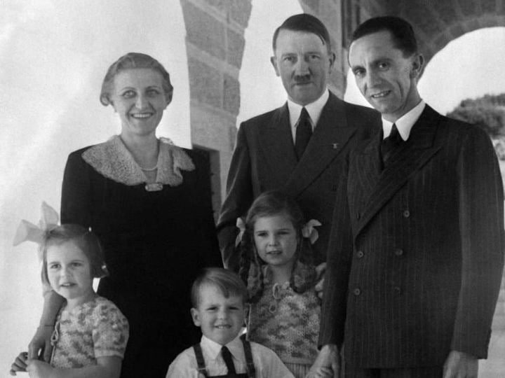 la-grand-mere-de-chrystia-freeland-avec-hitler.jpeg