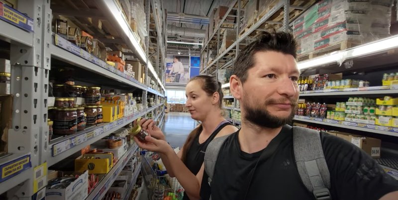 le-6-aout-2022-dans-un-super-magasin-russe-avec-les-tablettes-pleines.jpg