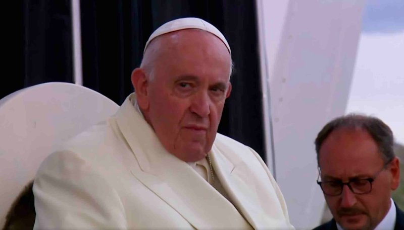le-pape-francis-devant-des-autochtones.jpg