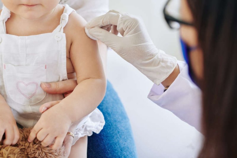 jeune-enfant-qui-va-se-faire-vacciner-covid-19.jpg