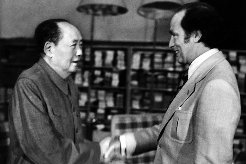 Le premier ministre du Canada, Pierre E. Trudeau, à droite, serre la main de Mao Tse-tung, chef du parti de la République populaire de Chine le 13 octobre 1973. Les deux se sont rencontrés à Chungnanhai alors que Trudeau était en visite officielle en Chine. (CP Photo)