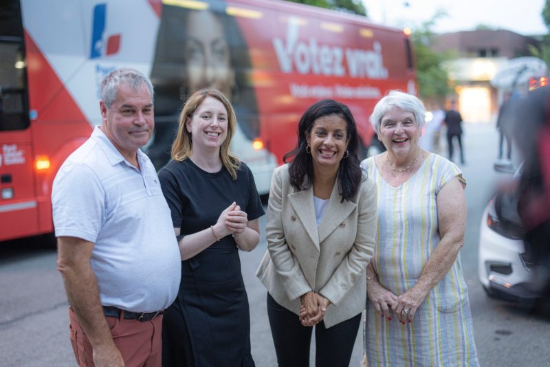 yves-bolduc-avec-julie-white-et-dominique-anglade-dans-jean-talon.jpg
