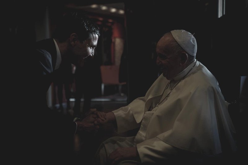trudeau-prosterne-devant-le-pape-francis.jpg