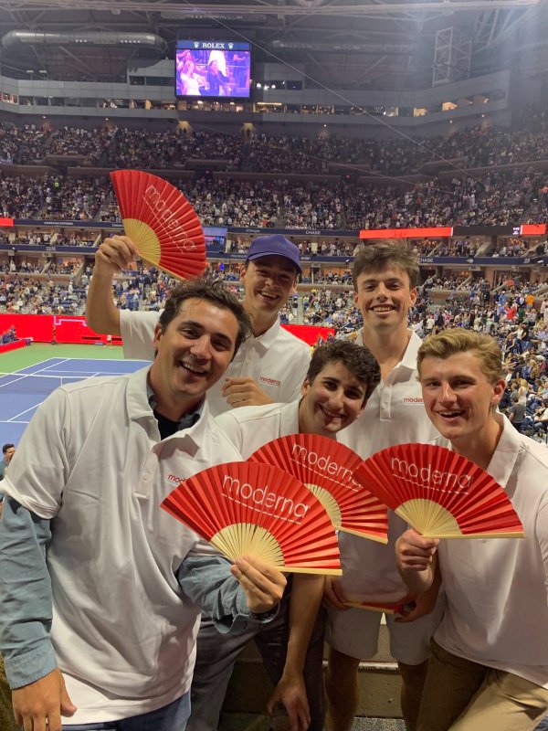 moderna-fans-at-the-usopen-2022.jpg