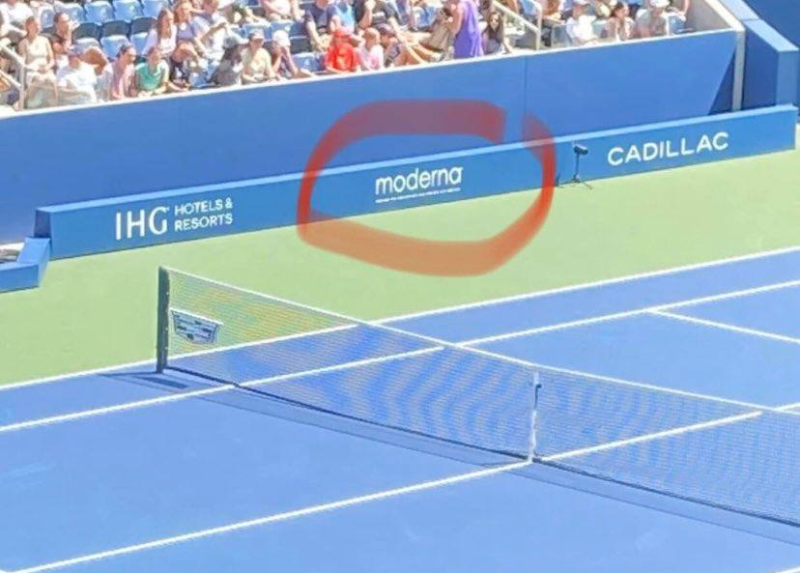publicite-au-usopen-pour-moderna-septembre-2022.png