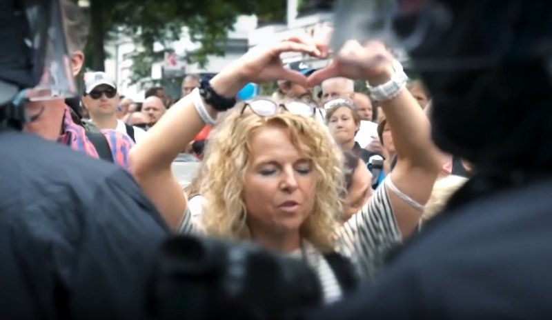 femme-dans-une-manifestation-contre-les-mesures-covid.jpg